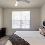 Luxury 2Br 2Ba Apt With Gym Pool & Free Parking
