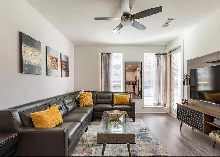 Luxury 2Br 2Ba Apt With Gym Pool & Free Parking